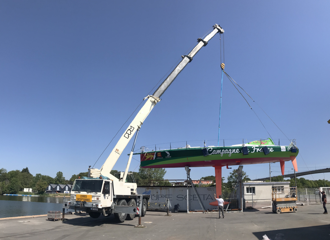 Photo grue mettant à l'eau le bateau Campagne de France