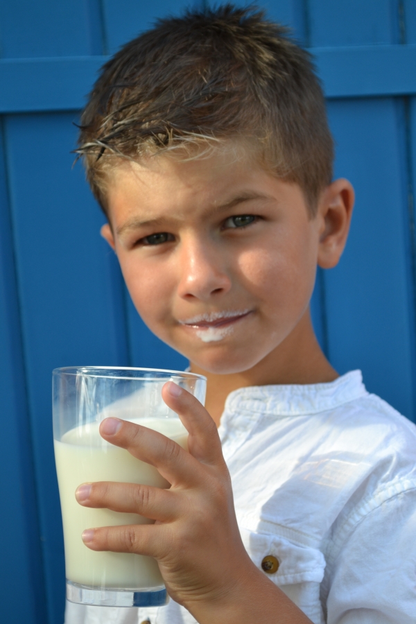 enfant buvant du lait